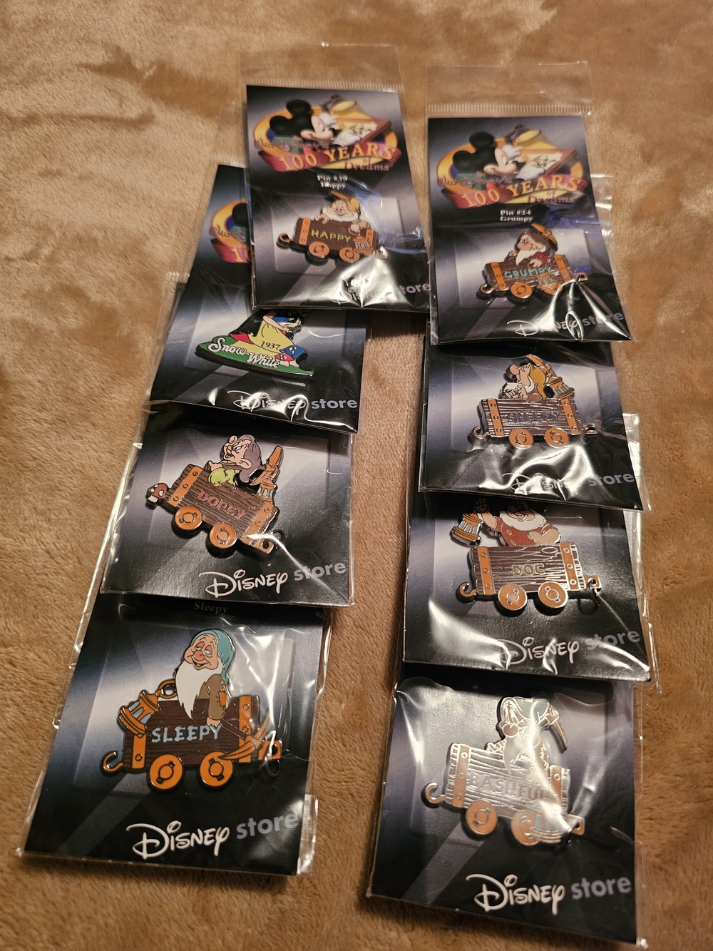 Disney Kids Accessories - Snow White & Seven Dwarfs Pin Set (Black/Orange) 🧡🖤